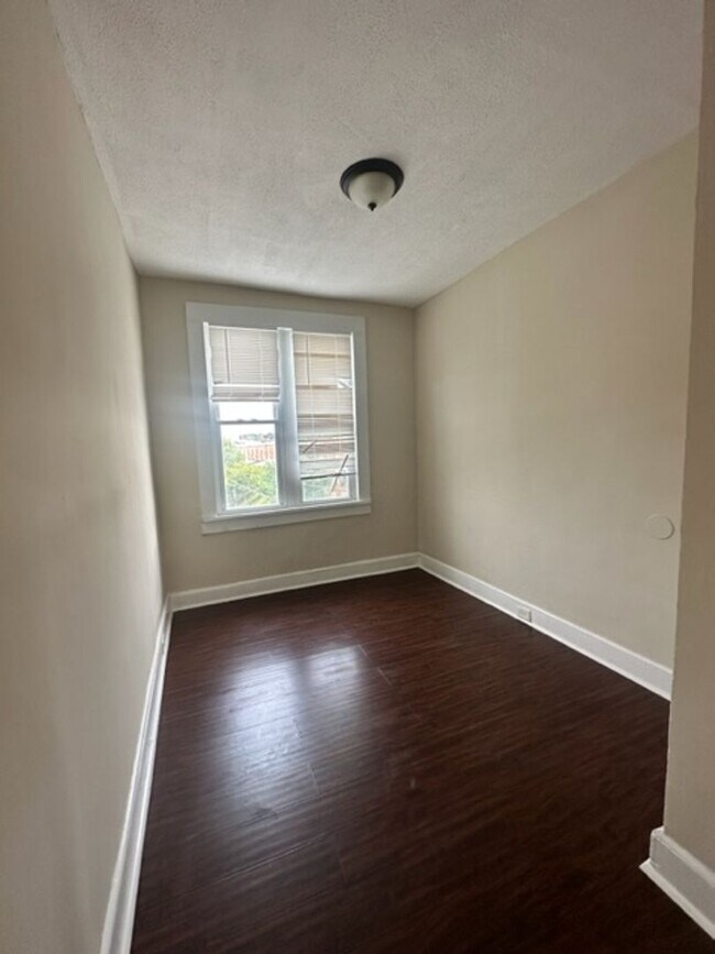 Building Photo - 1 Bedroom & Den 3659 Cottage Ave