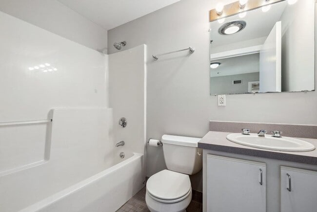 Building Photo - Charming 2 Bedroom-No Broker Fee