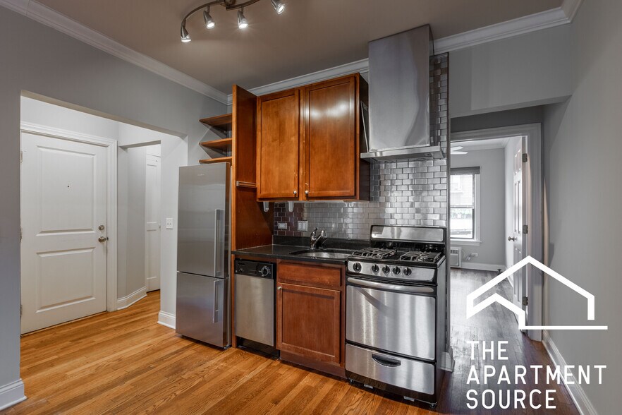 Building Photo - 742 W Addison