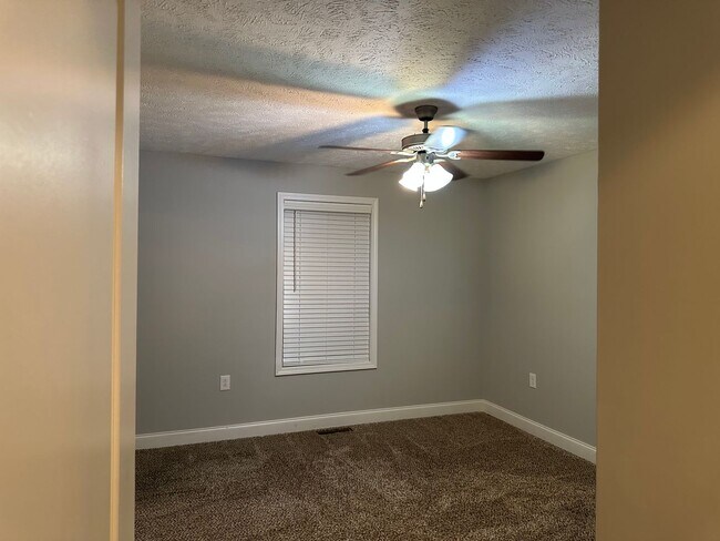 Building Photo - 3 Bedroom, 2 Bath, 2 Car Garage