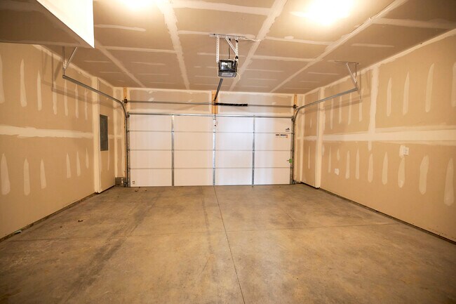 Building Photo - 13868 Randolph Pond Ln