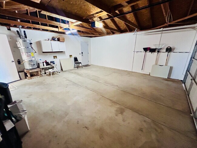 Building Photo - Beautiful 4 Bedroom House for rent in South Joshua Tree