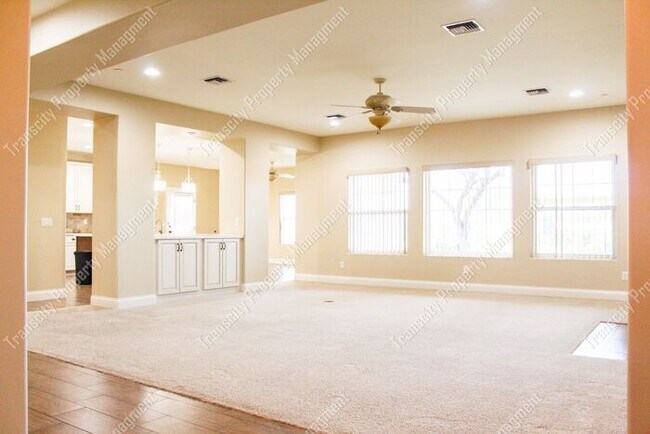 Building Photo - Spacious Custom Home Near Lindsay and McKe...