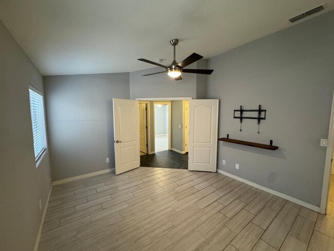 Building Photo - 24 S Willow Creek St