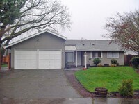 Building Photo - Kelly Butte area home