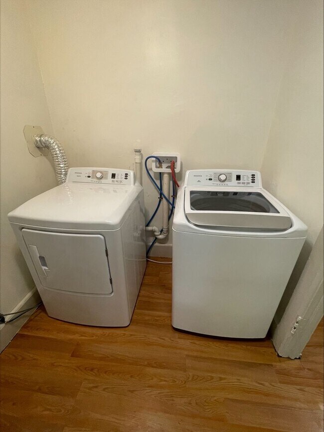 Building Photo - Private 2 Bedroom Cottage with Fenced Yard & In-Unit Laundry – Prime East Side Location!