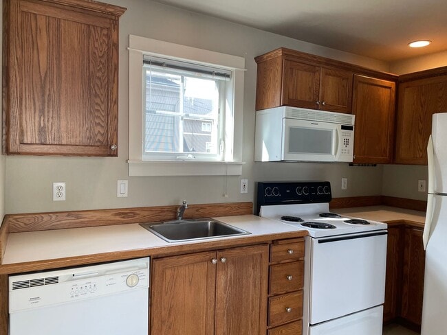 Building Photo - Your Cozy Corner in Fairview Village!