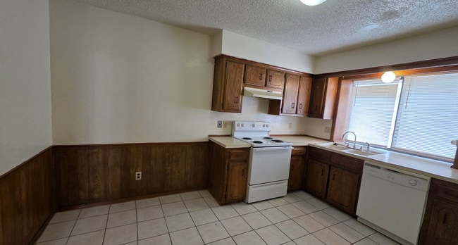 Building Photo - Mustang Schools