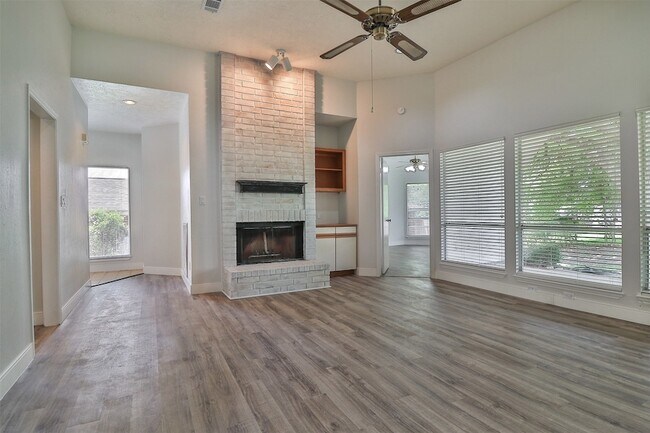 Building Photo - 10910 Scenic Dr