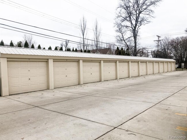 Building Photo - 721 N Eton St