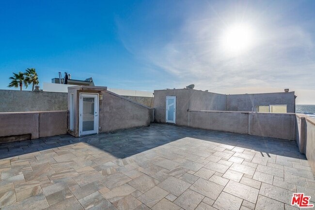 Building Photo - 3711 Ocean Front Walk