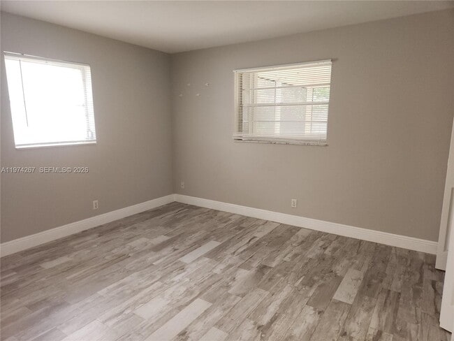 Building Photo - 107 18th Ave S