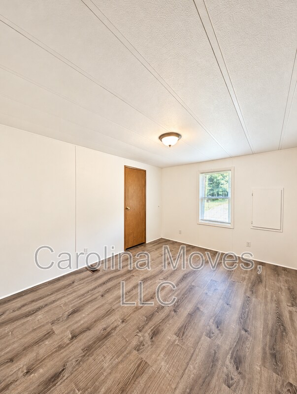 Building Photo - 220 Farrs Rd