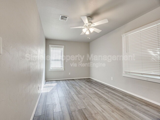 Building Photo - 215 W Kittyhawk Dr