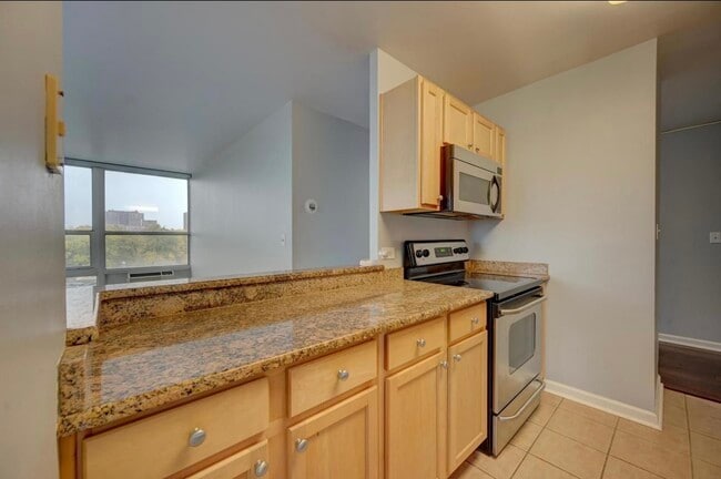 Building Photo - 6730 S South Shore Dr