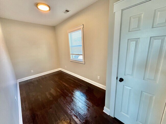 Building Photo - 513 E Ormsby Ave