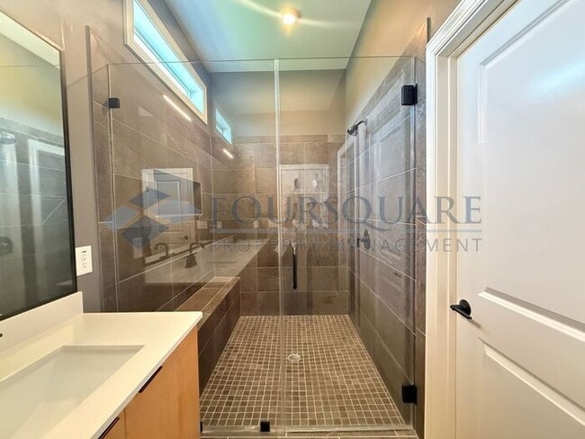 Building Photo - Beautiful  3-Bedroom Home with Loft, Screened Deck & Fenced Backyard – Convenient to Duke Univers...