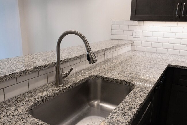 Building Photo - NEW LUXURY 2 BED 2 BATH 1 CAR GARAGE DUPLE...