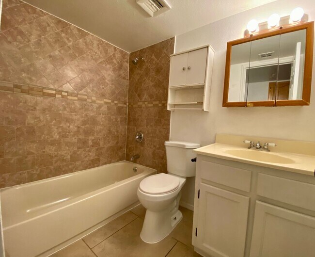 Building Photo - 3 Bedroom 1 Bathroom in Hallcraft Villas