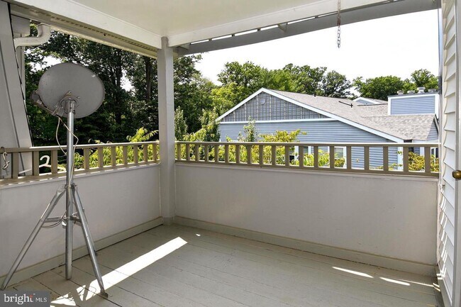 Building Photo - Sunny and spacious top floor unit featuring an open floor plan perfect for entertaining!