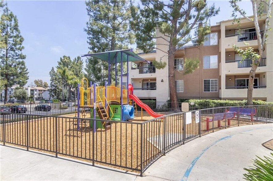 Building Photo - 21520 Burbank Blvd