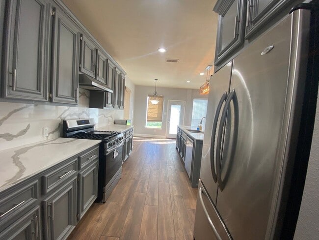 Building Photo - 2101 Crestwind Ct