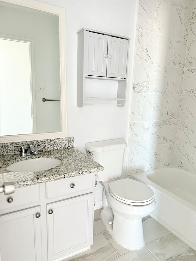 Building Photo - 6810 Strathmore Pl Ct