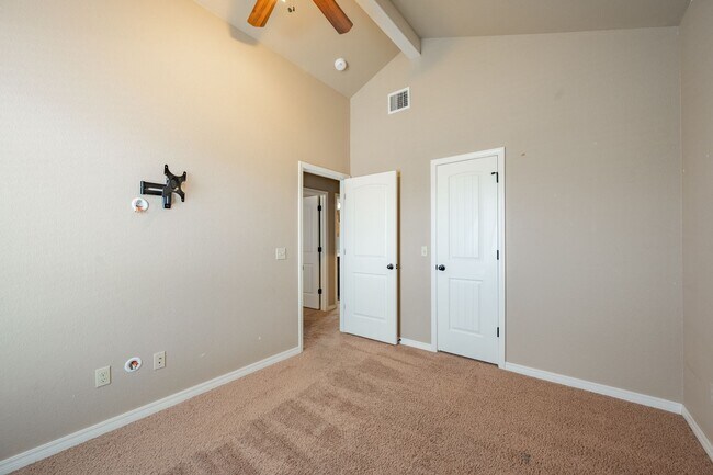 Building Photo - 3/2 in Hillside Terrace!