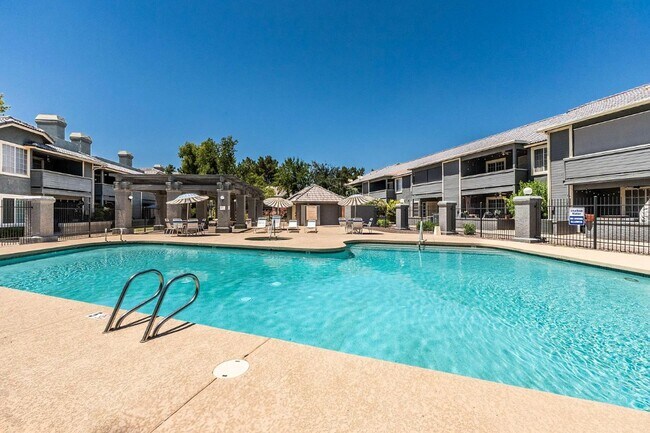 Building Photo - Spacious 3 Bed/2 Bath Home in Lush Crestvi...