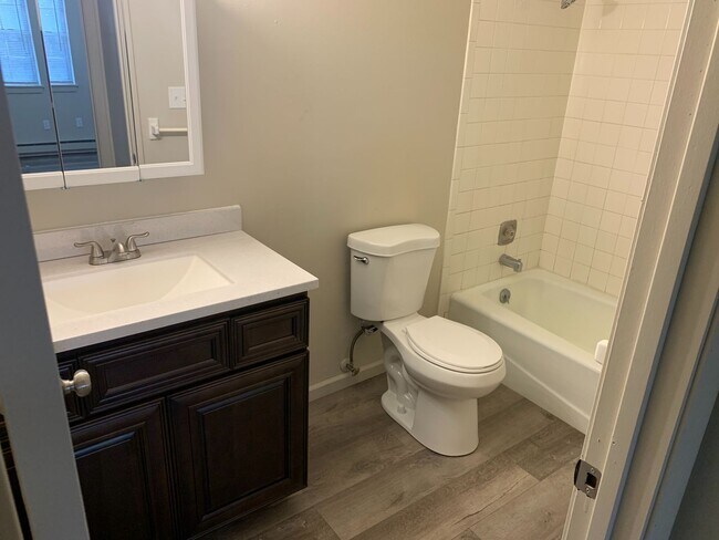 Building Photo - Updated 2 Bedroom 2nd Floor Apartment