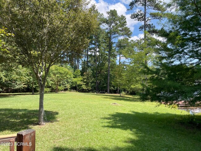 Building Photo - 245 Lakeside Dr