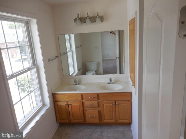 Building Photo - 97 Meadowcreek Dr S