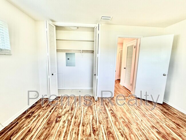 Building Photo - 1229 Lazy Lake Rd W