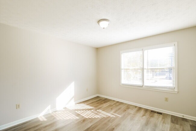 Building Photo - 10 Beaverdam Ct