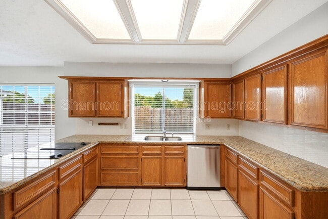 Building Photo - 15911 Moonrock Dr