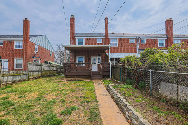 Building Photo - Updated 3 Bedroom 1 bath Townhome with shed!