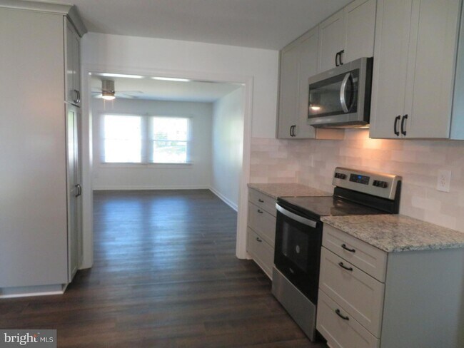 Building Photo - 7895 Pavilion Dr