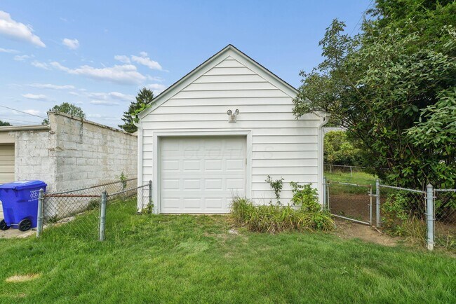 Building Photo - 375 E Royal Forest Blvd