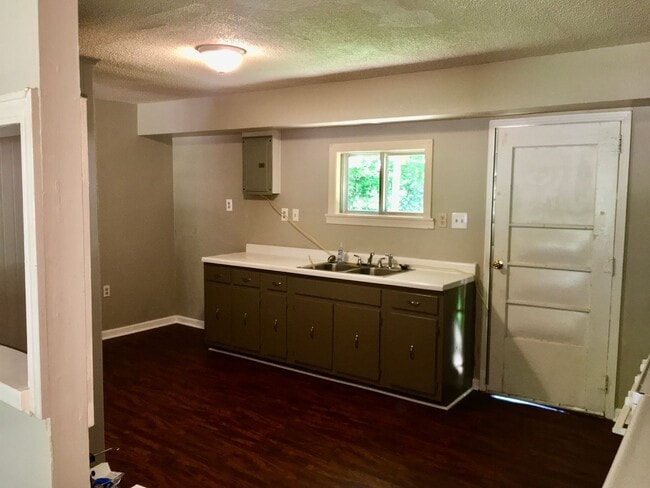 Building Photo - Nice 2 Bdrm 1 Bath
