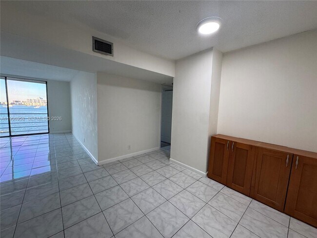 Building Photo - 2821 N Miami Beach Blvd