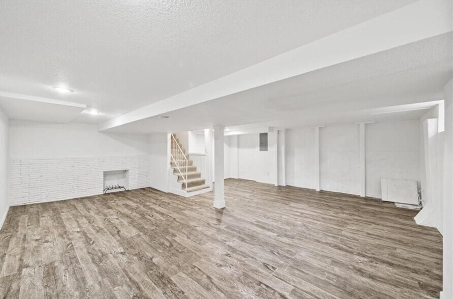 Building Photo - 3306 W 71st Ter