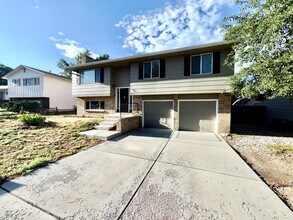 Building Photo - North-East Tri-Level Home!