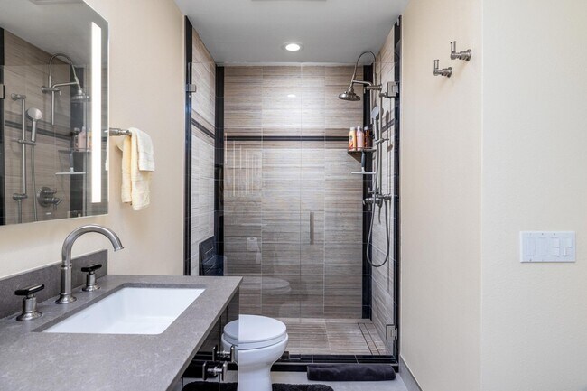 Building Photo - 1173 E Alejo Rd