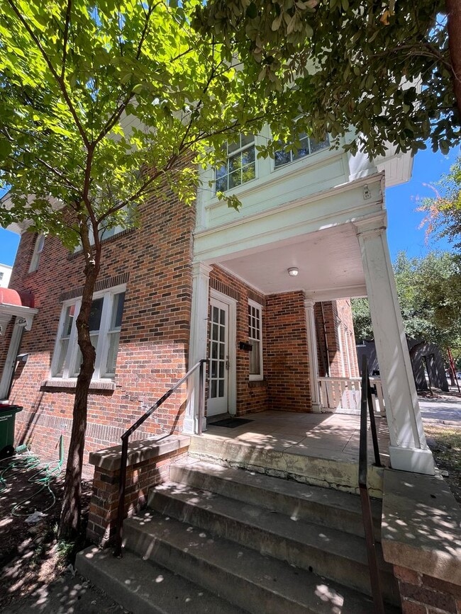 Building Photo - 3bed/1bath Duplex on West Campus - Short Term Lease