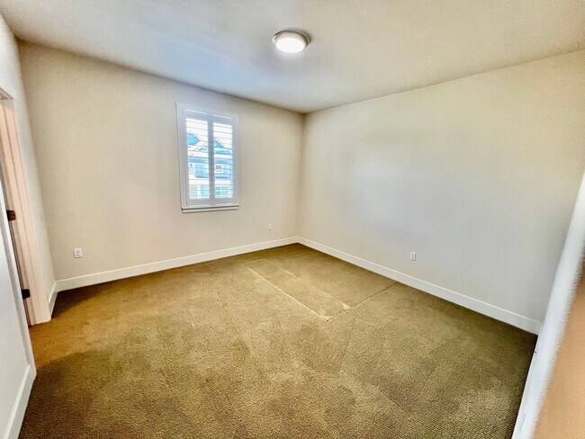 Building Photo - Application Pending! Lovely 4 bedroom 2.5 ...