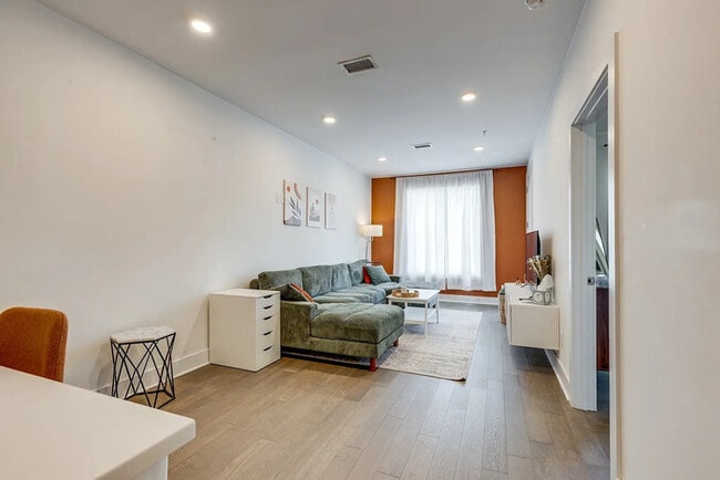 Building Photo - Stylish Updated Apartment Minutes from Downtown