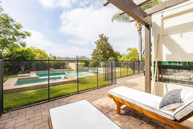 Building Photo - 818 Sunset Dr