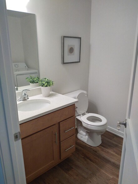 Building Photo - 2731 Pond Dr