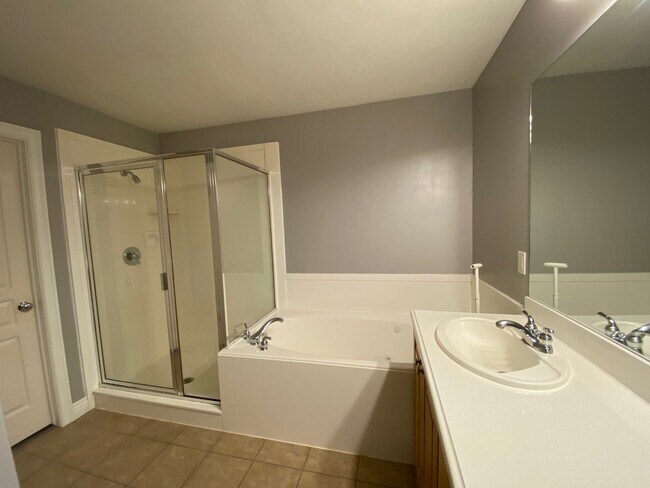 Building Photo - 6 Bedroom/3.5 Bathroom Home In Syracuse!