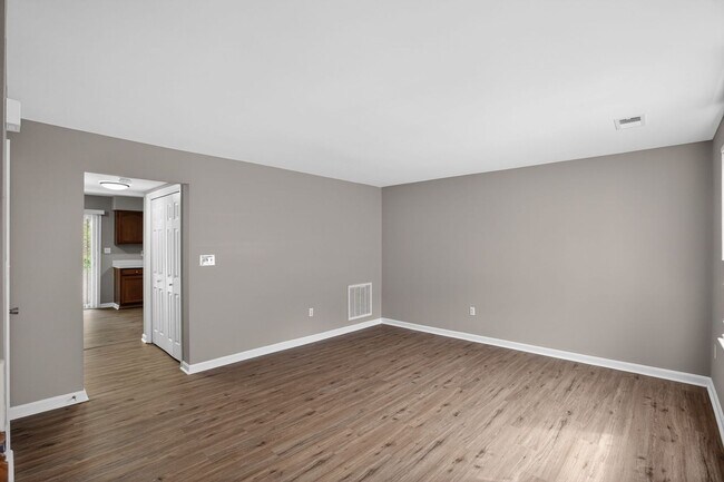 Building Photo - 2 Bedroom 2.5 Bath End Unit Townhouse in Fredericksburg